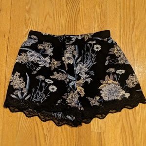 Floral print shorts 
97% polyester